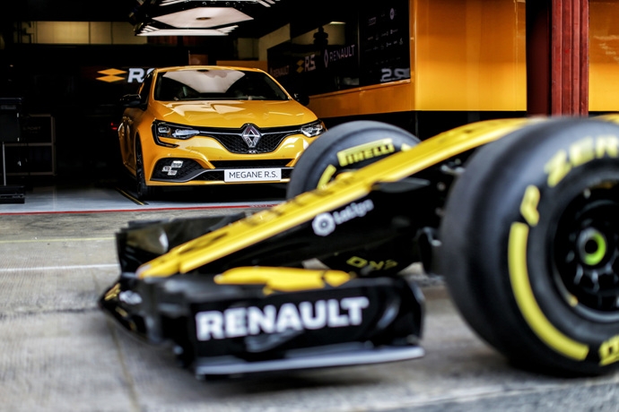 990539897_Z1o3vnhS_21214164_2018_-_New_Renault_M_GANE_R_S_TROPHY_and_the_Renault_R_S_18_single-seater.jpg